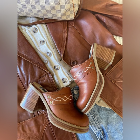 FRYE | Dusty Platform Clogs - Picture 1 of 8